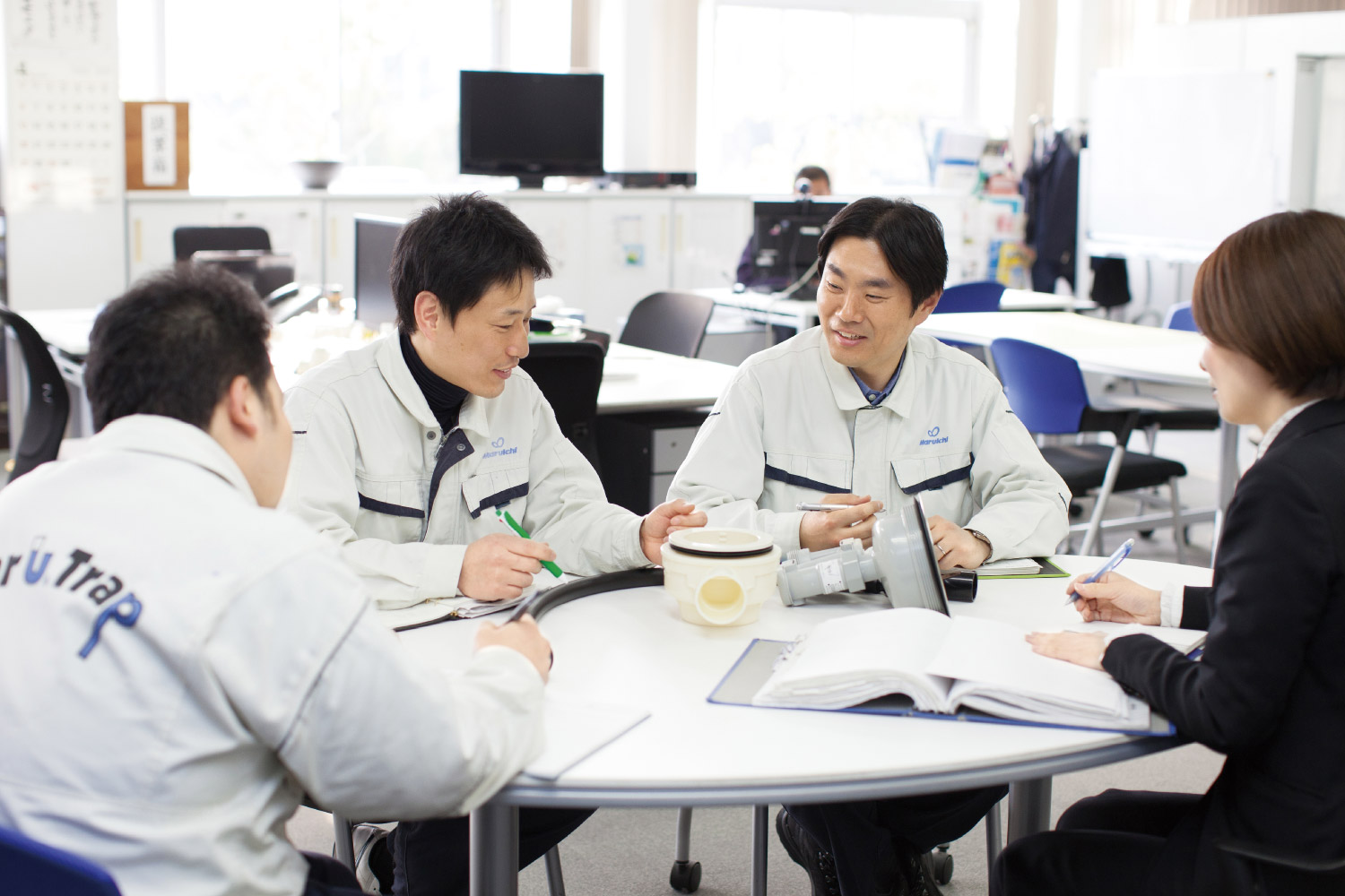 様々な意見が飛び交う社内ミーティング