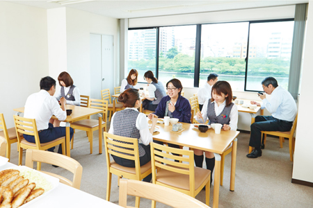 昼休みは社員食堂でランチとお喋り